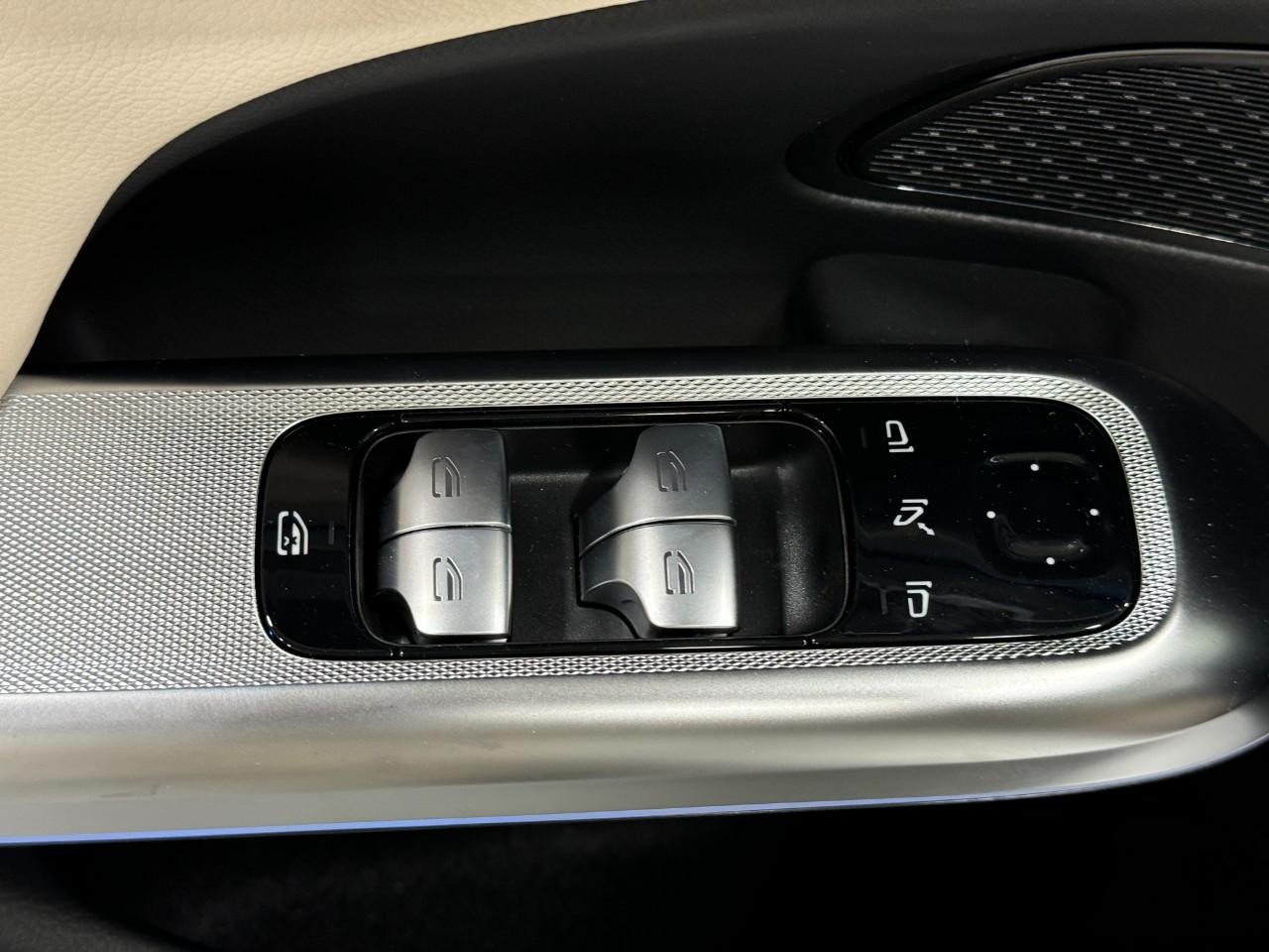 Mercedes-Benz E-Class Vehicle Full-screen Gallery Image 23