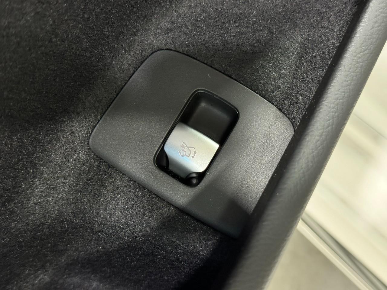 Mercedes-Benz E-Class Vehicle Full-screen Gallery Image 24