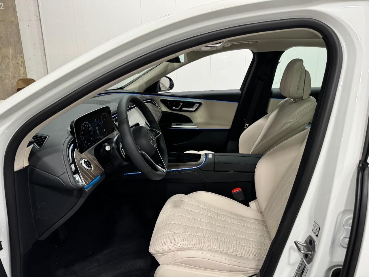 Mercedes-Benz E-Class Vehicle Full-screen Gallery Image 25