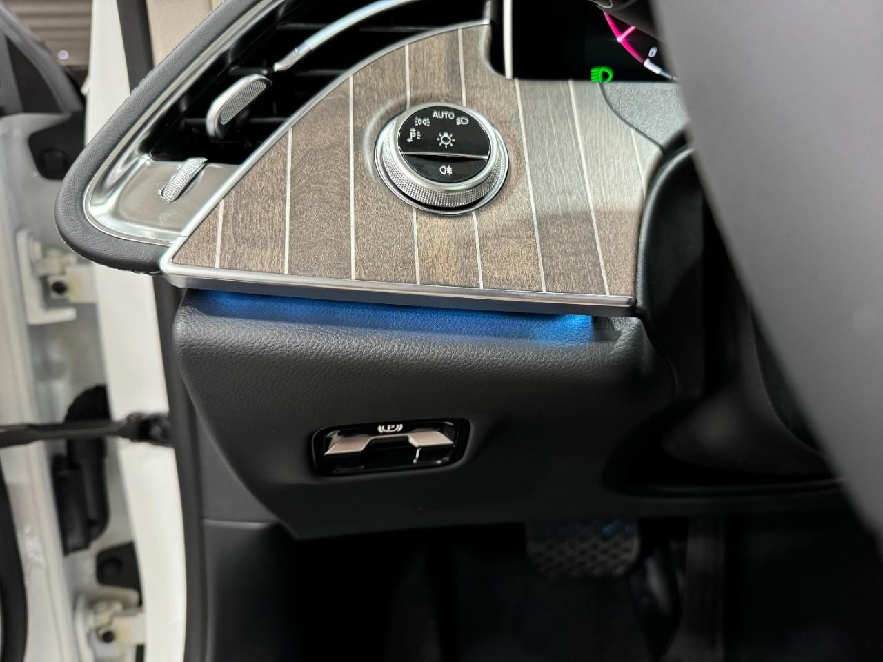 Mercedes-Benz E-Class Vehicle Full-screen Gallery Image 27