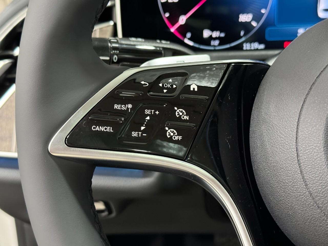 Mercedes-Benz E-Class Vehicle Full-screen Gallery Image 28