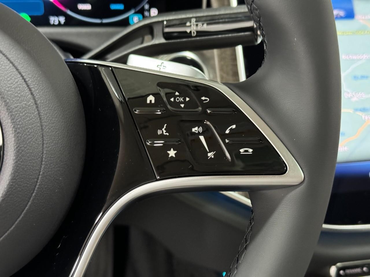 Mercedes-Benz E-Class Vehicle Full-screen Gallery Image 29