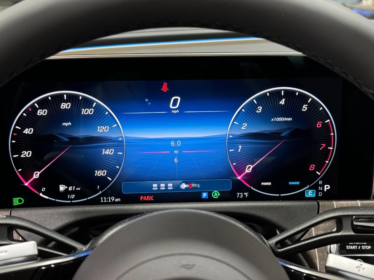 Mercedes-Benz E-Class Vehicle Full-screen Gallery Image 30