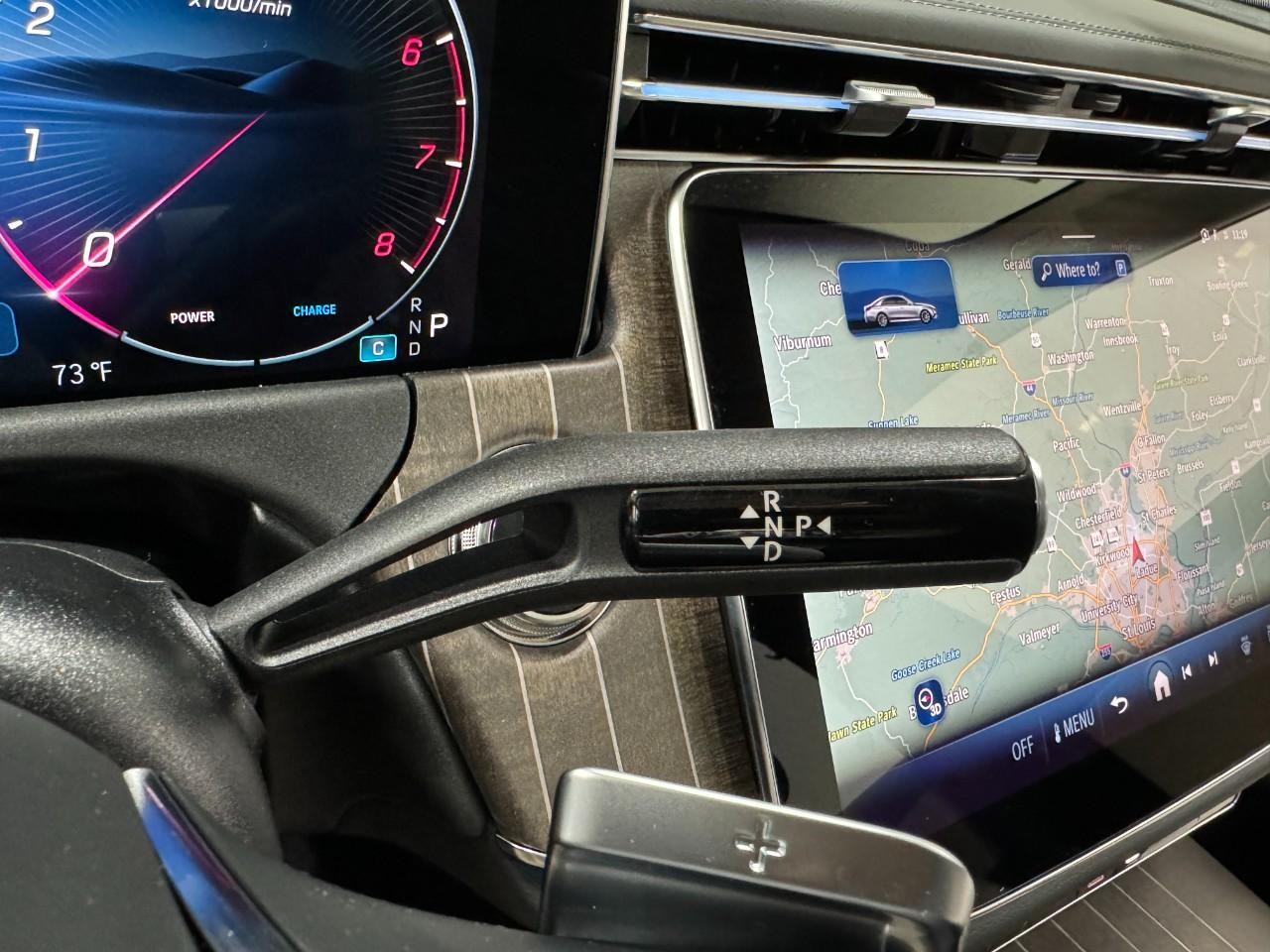 Mercedes-Benz E-Class Vehicle Full-screen Gallery Image 31