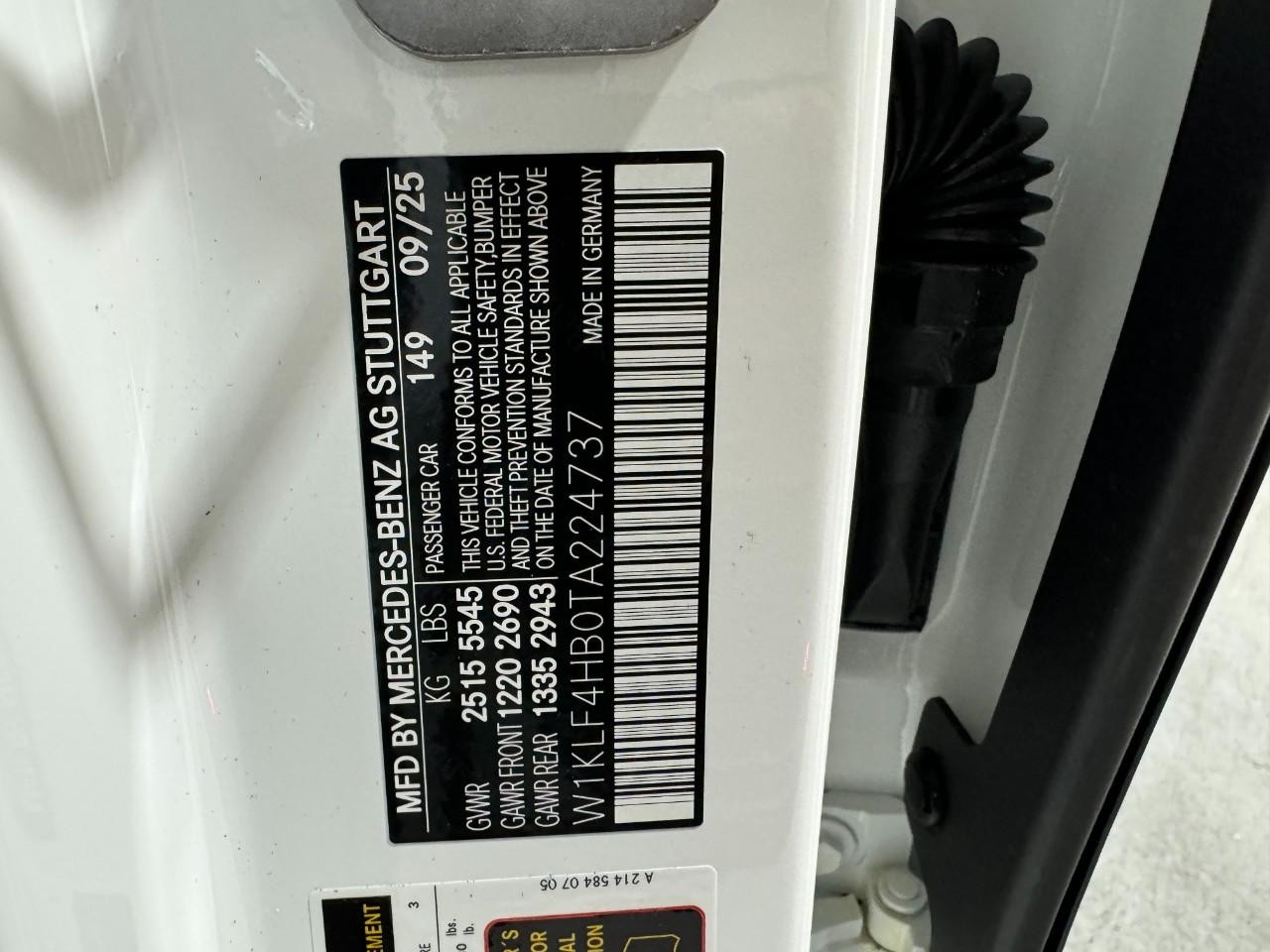 Mercedes-Benz E-Class Vehicle Full-screen Gallery Image 33