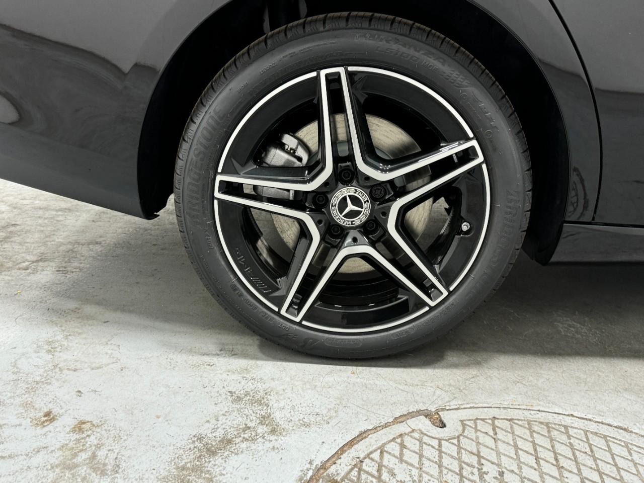 Mercedes-Benz CLA Vehicle Full-screen Gallery Image 5