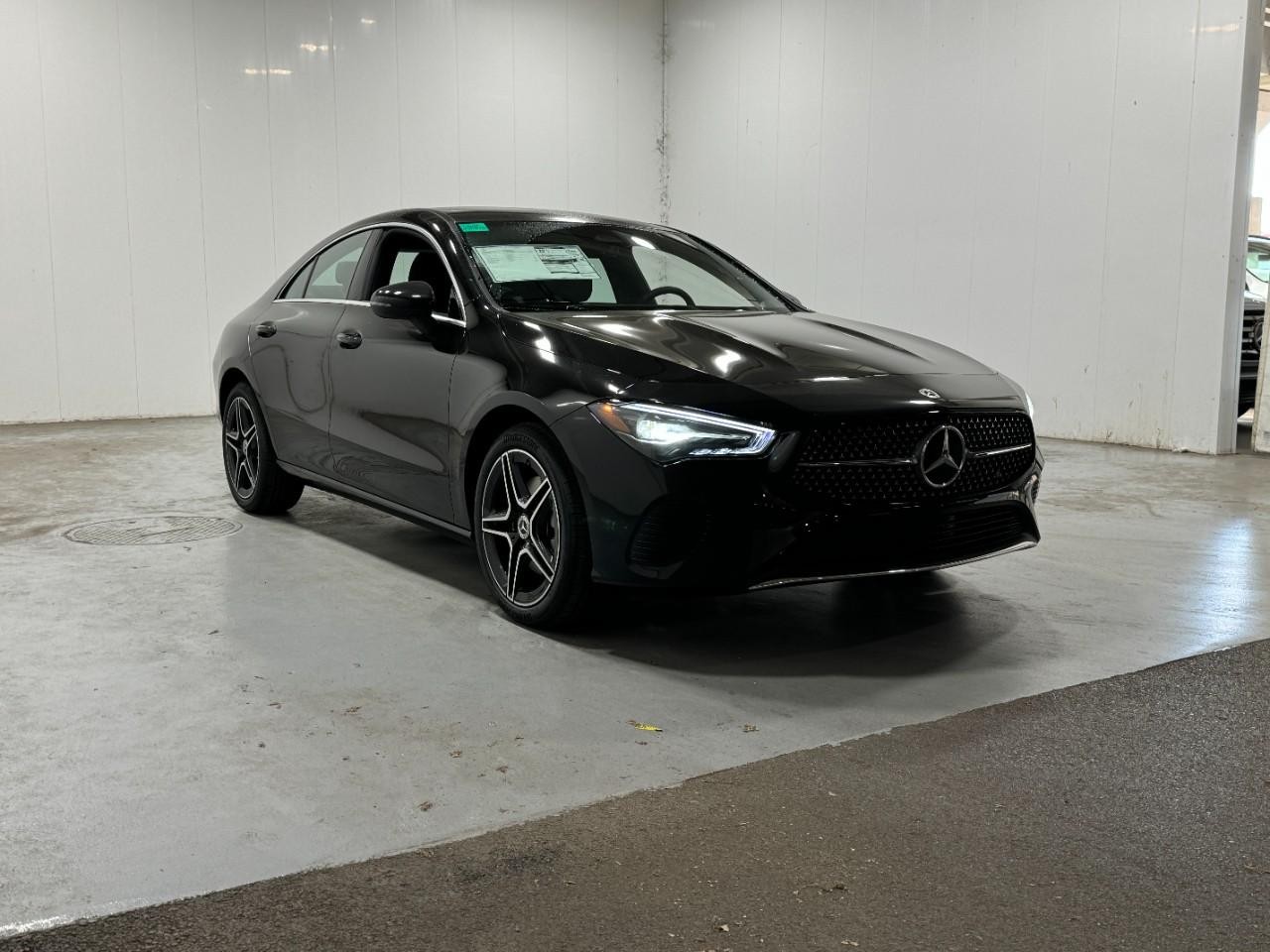 Mercedes-Benz CLA Vehicle Full-screen Gallery Image 6