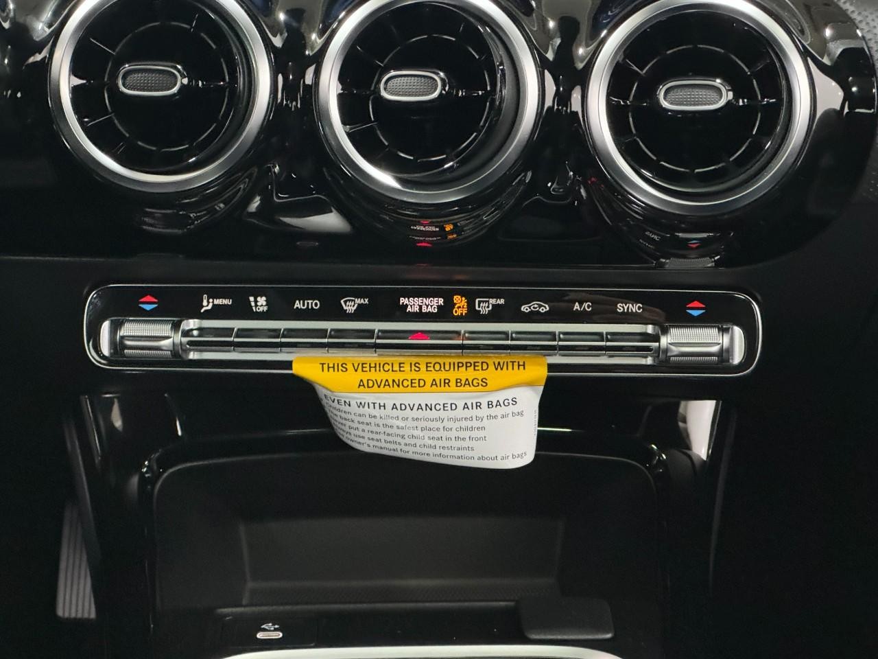 Mercedes-Benz CLA Vehicle Full-screen Gallery Image 15