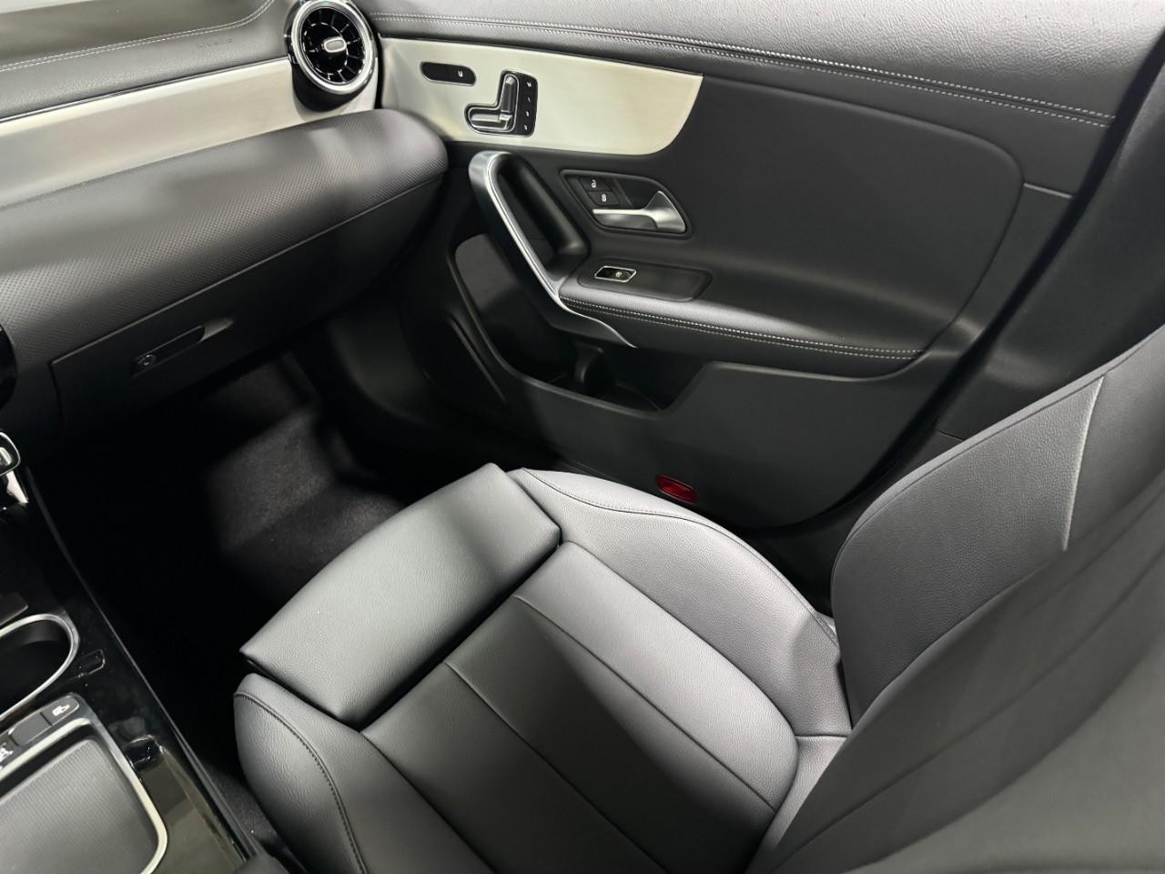 Mercedes-Benz CLA Vehicle Full-screen Gallery Image 17