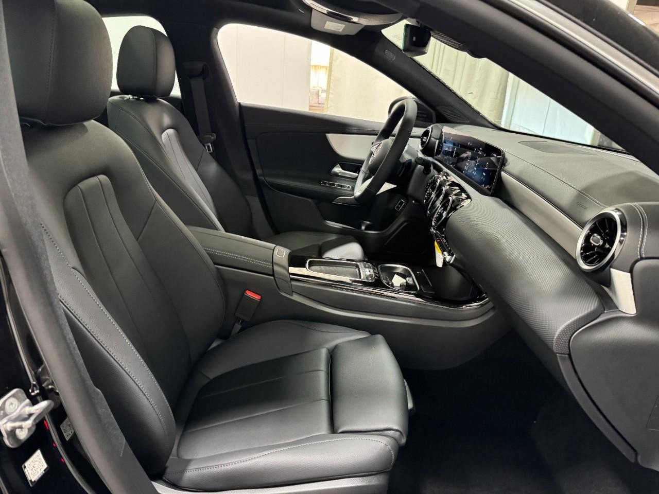 Mercedes-Benz CLA Vehicle Full-screen Gallery Image 18