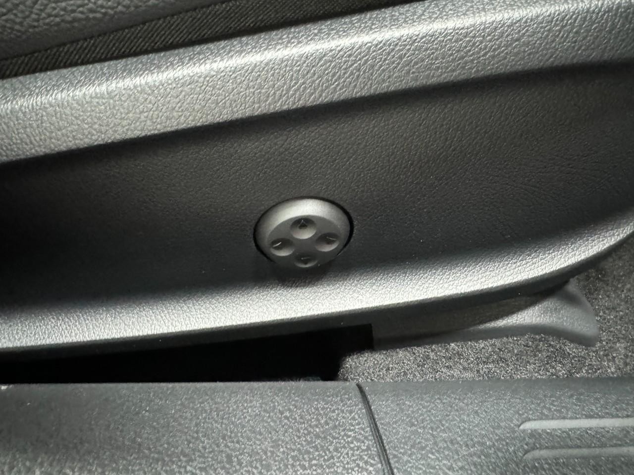 Mercedes-Benz CLA Vehicle Full-screen Gallery Image 20