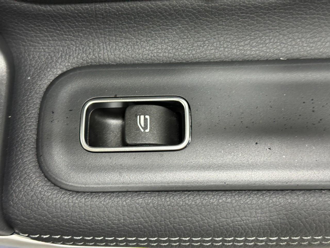 Mercedes-Benz CLA Vehicle Full-screen Gallery Image 23