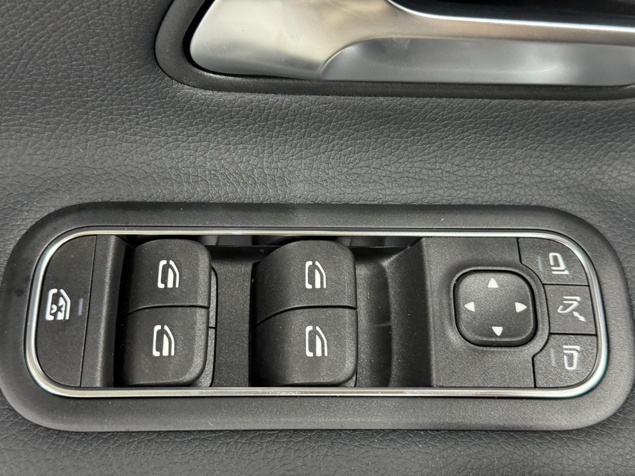 Mercedes-Benz CLA Vehicle Full-screen Gallery Image 26