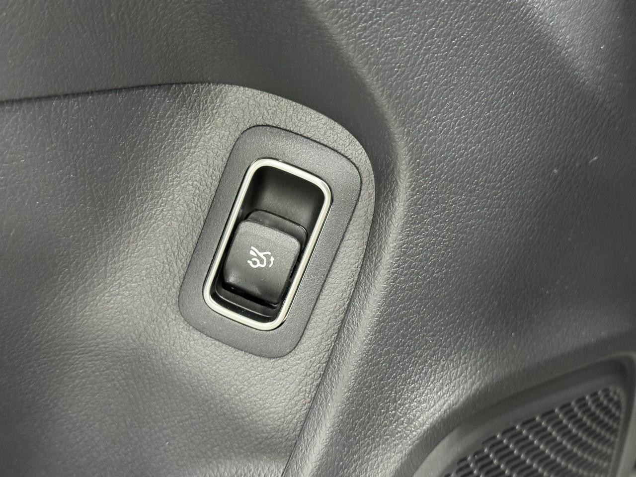 Mercedes-Benz CLA Vehicle Full-screen Gallery Image 27