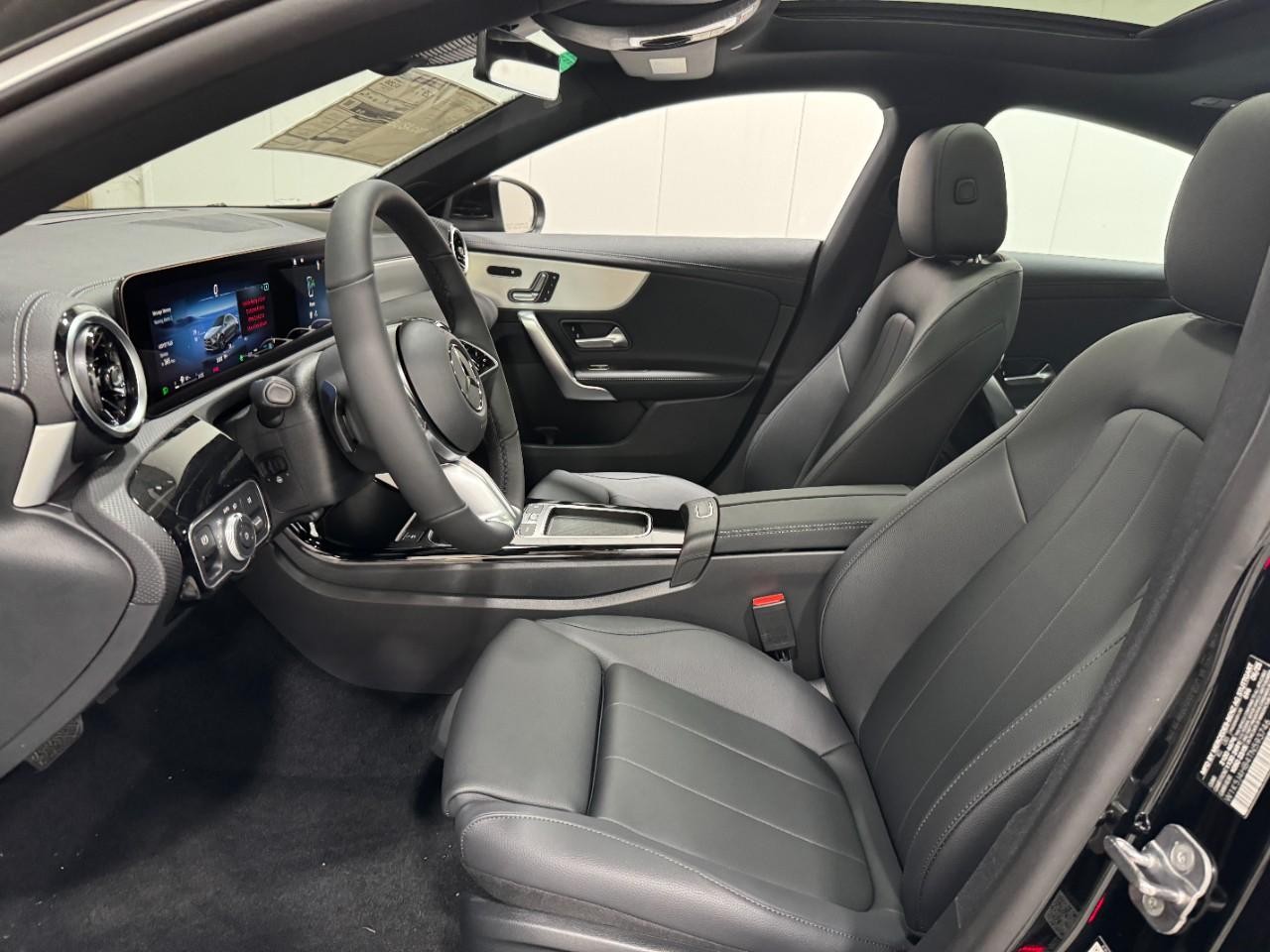 Mercedes-Benz CLA Vehicle Full-screen Gallery Image 28