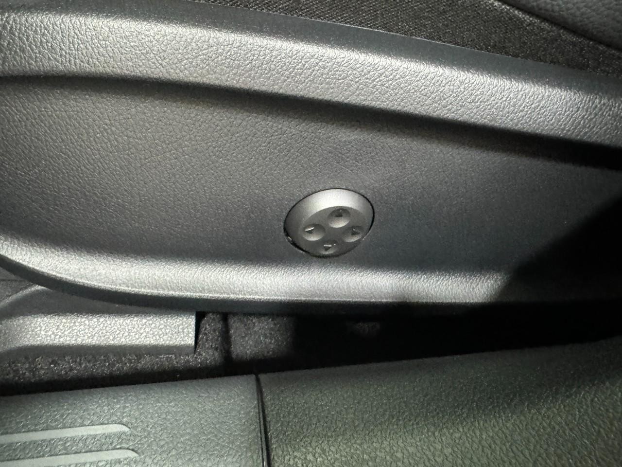 Mercedes-Benz CLA Vehicle Full-screen Gallery Image 30