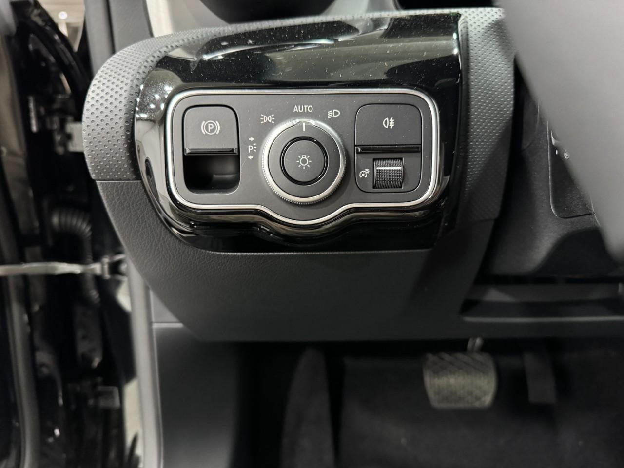 Mercedes-Benz CLA Vehicle Full-screen Gallery Image 31