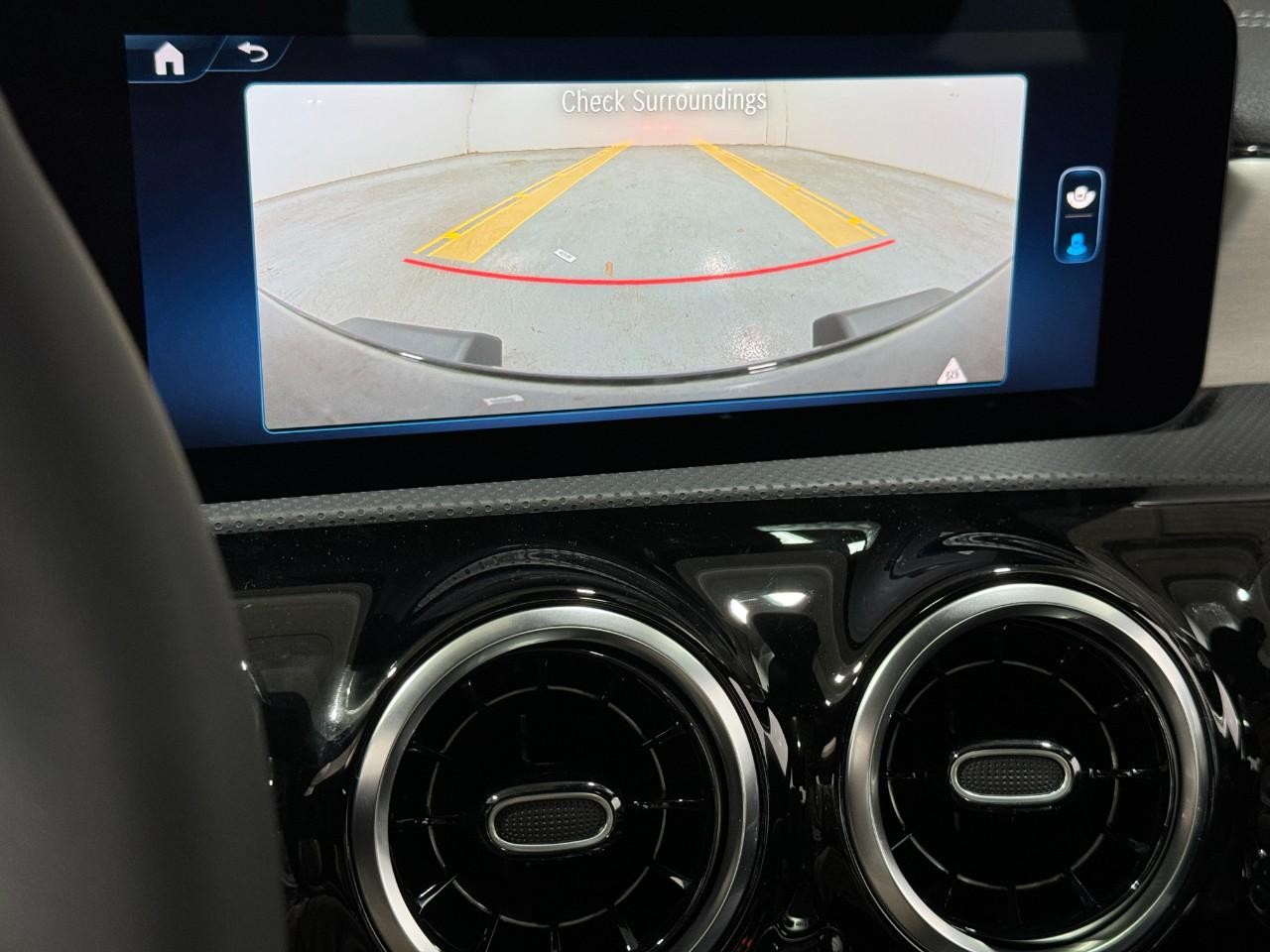 Mercedes-Benz CLA Vehicle Full-screen Gallery Image 36