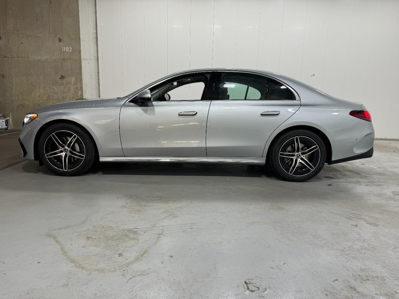 Mercedes-Benz E-Class Vehicle Full-screen Gallery Image 2