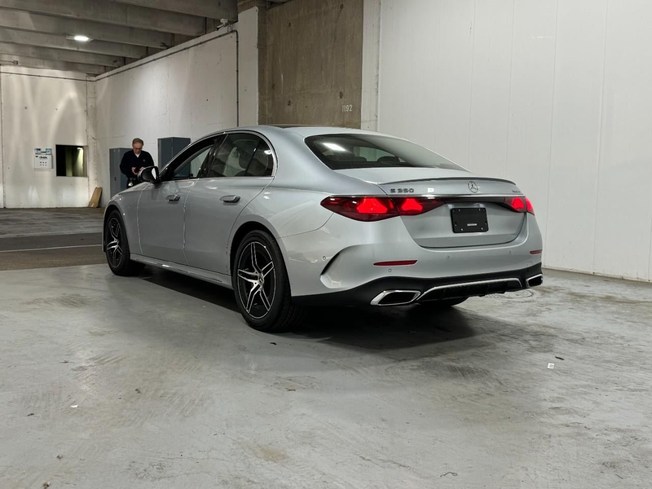 Mercedes-Benz E-Class Vehicle Full-screen Gallery Image 3