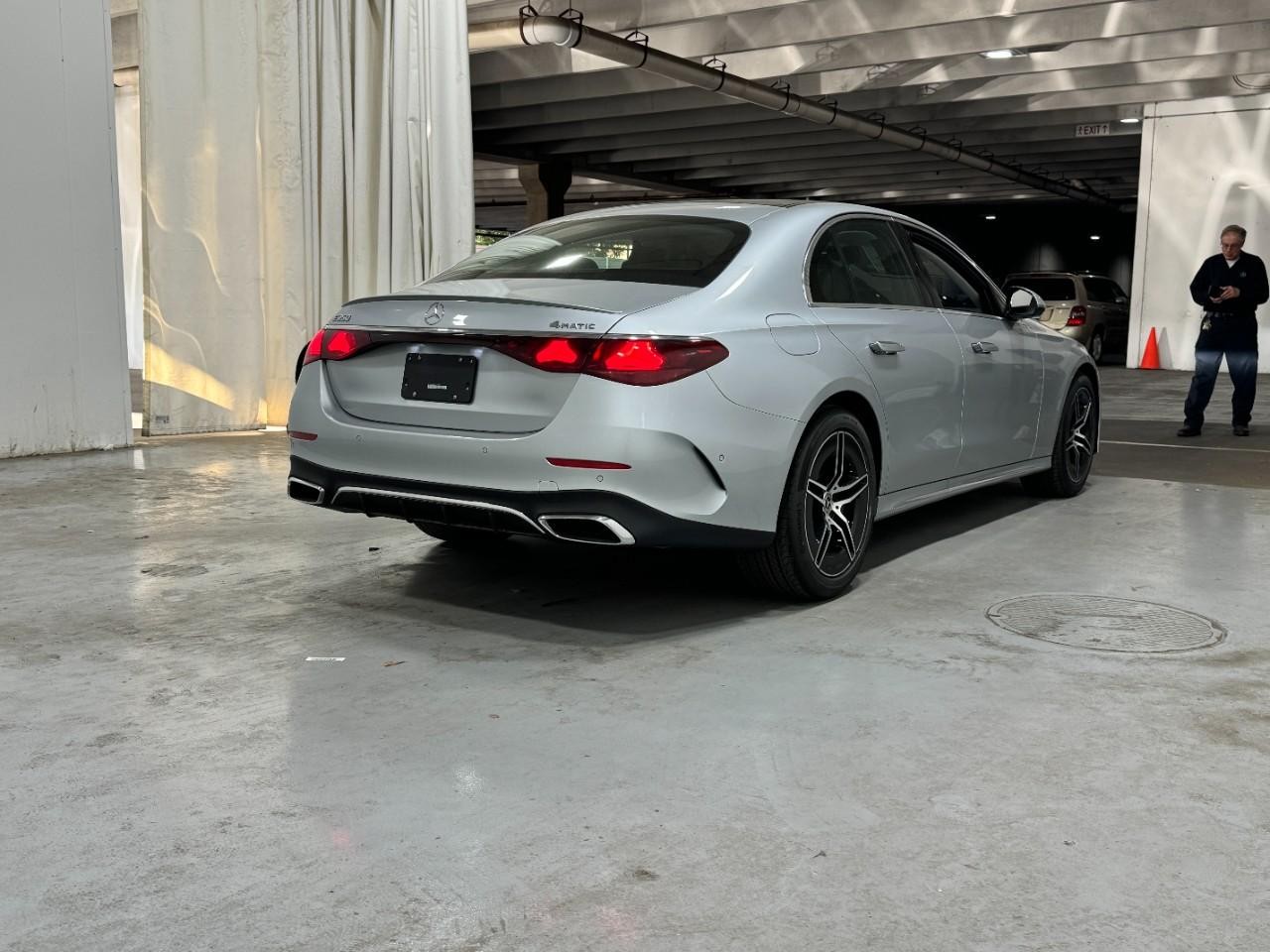 Mercedes-Benz E-Class Vehicle Full-screen Gallery Image 4