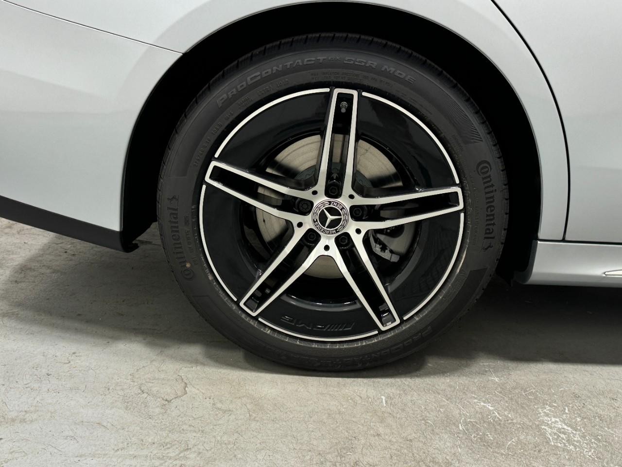 Mercedes-Benz E-Class Vehicle Full-screen Gallery Image 5