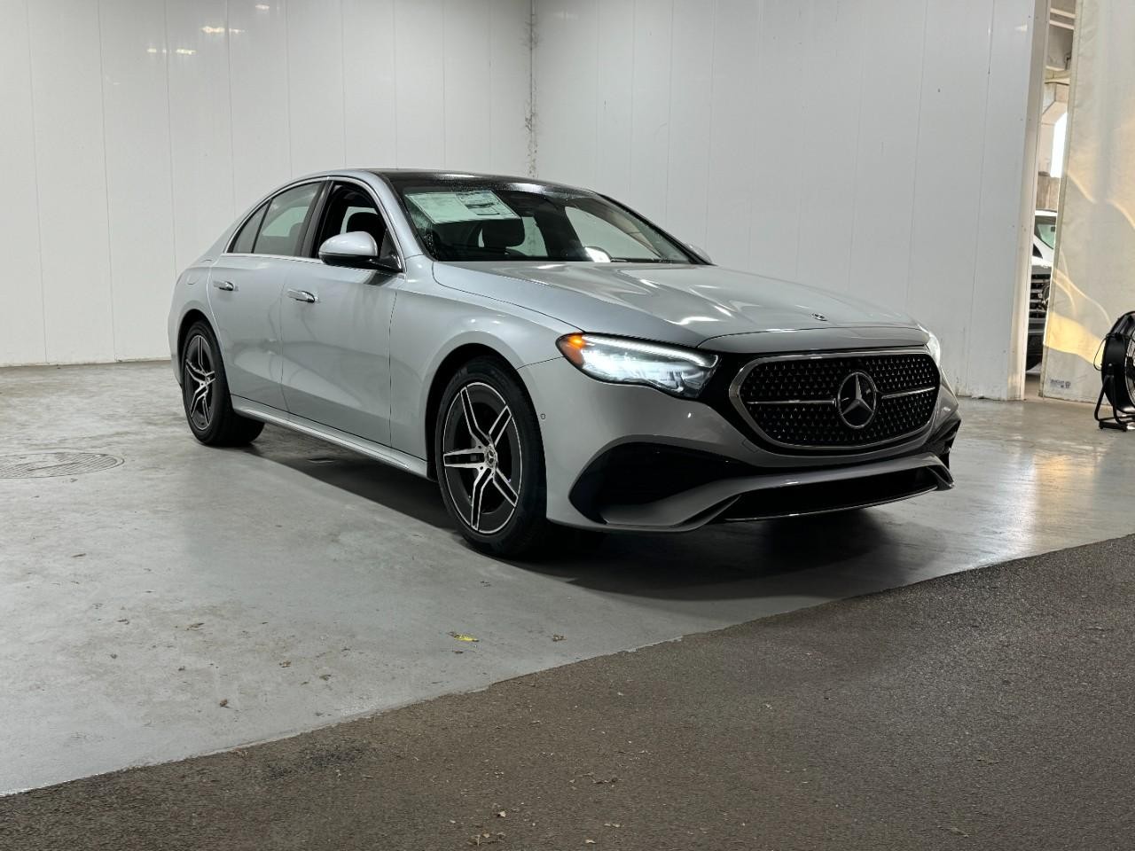 Mercedes-Benz E-Class Vehicle Full-screen Gallery Image 6