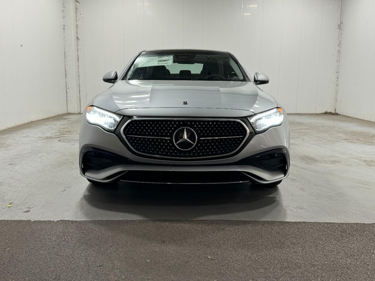 Mercedes-Benz E-Class Vehicle Full-screen Gallery Image 7