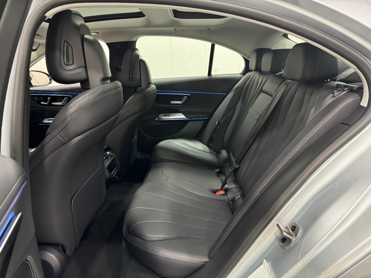 Mercedes-Benz E-Class Vehicle Full-screen Gallery Image 8