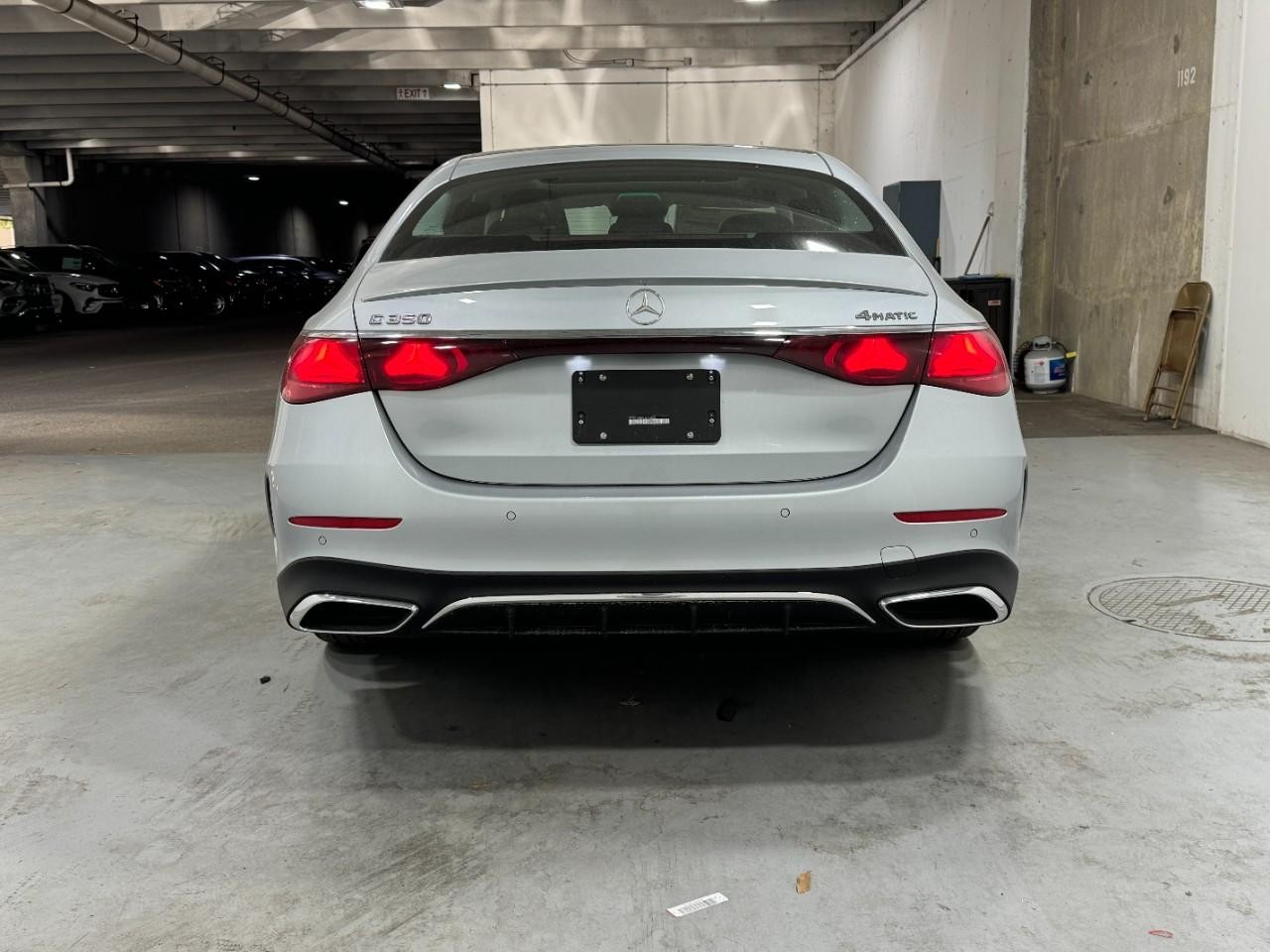 Mercedes-Benz E-Class Vehicle Full-screen Gallery Image 9