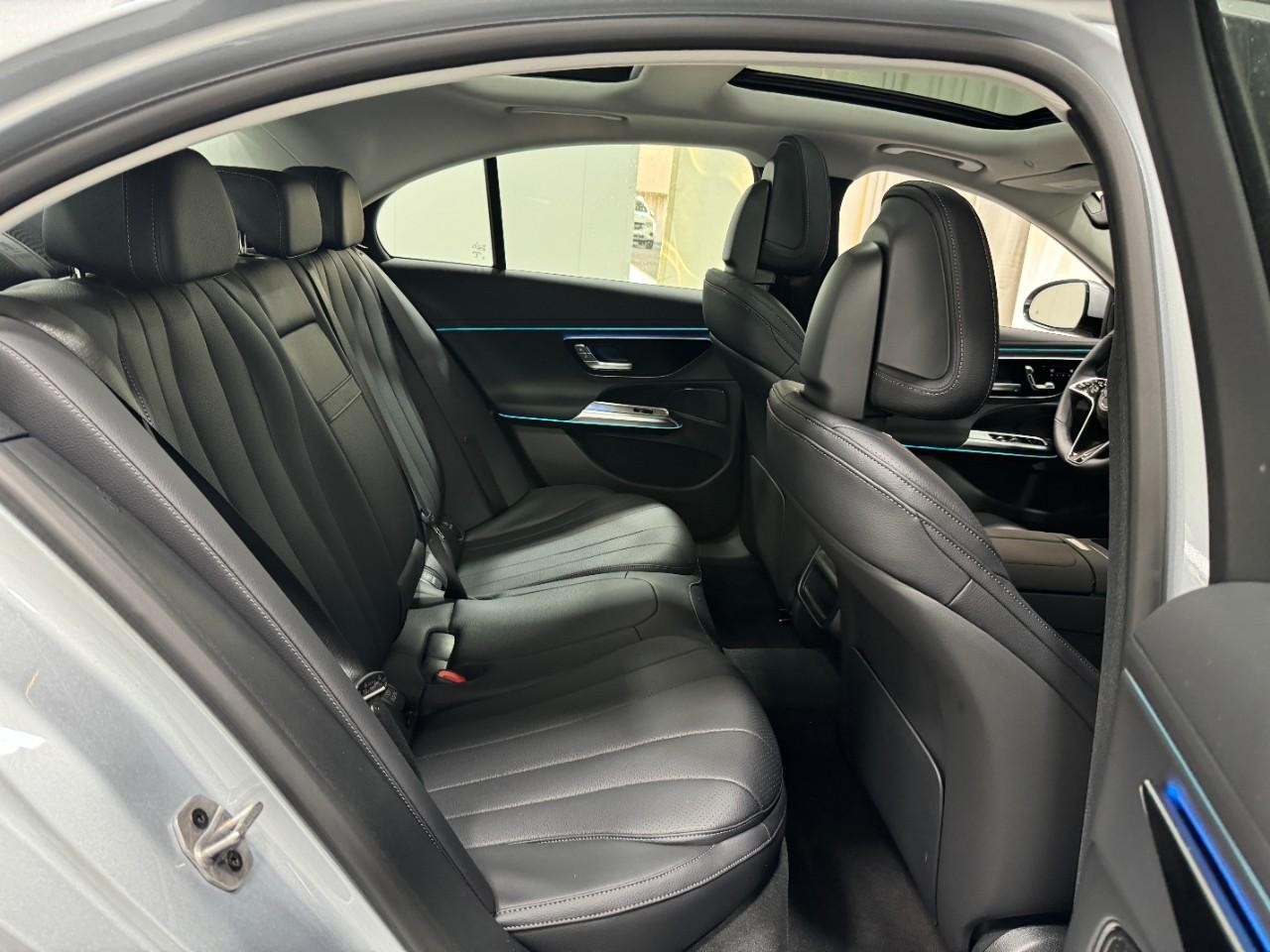 Mercedes-Benz E-Class Vehicle Full-screen Gallery Image 10