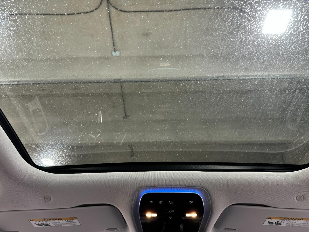 Mercedes-Benz E-Class Vehicle Full-screen Gallery Image 11