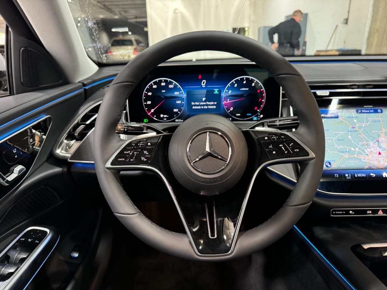 Mercedes-Benz E-Class Vehicle Full-screen Gallery Image 13