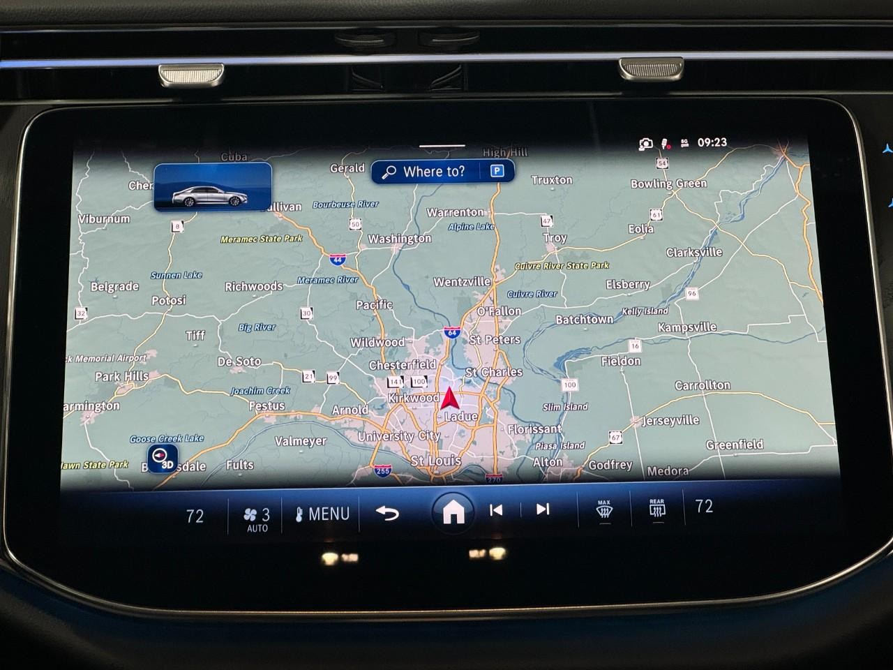 Mercedes-Benz E-Class Vehicle Full-screen Gallery Image 14