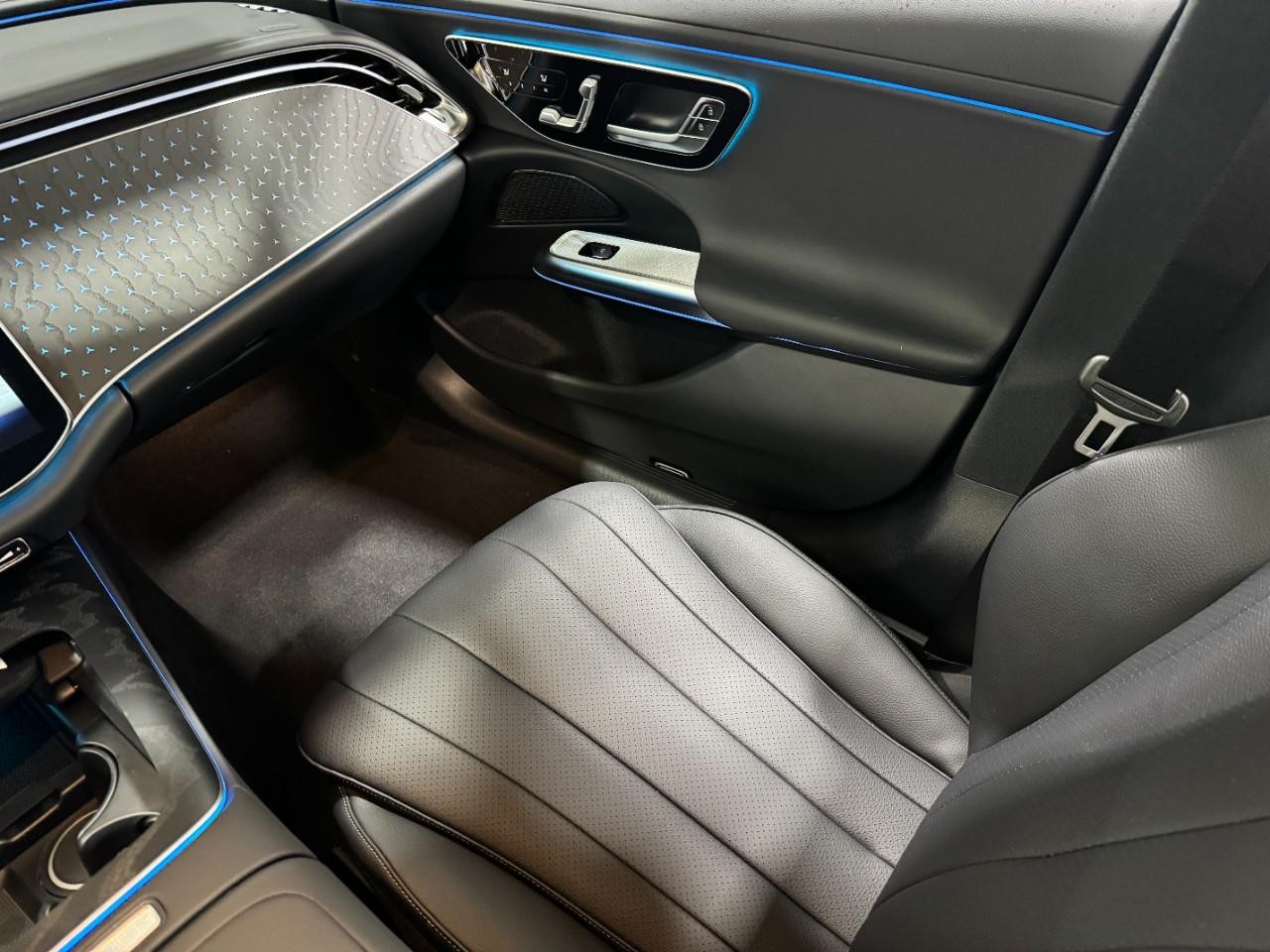 Mercedes-Benz E-Class Vehicle Full-screen Gallery Image 16