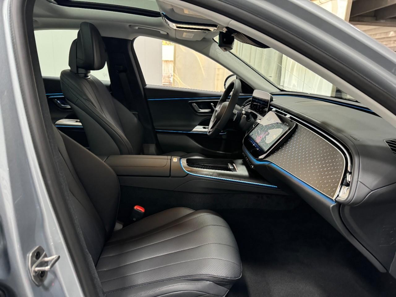 Mercedes-Benz E-Class Vehicle Full-screen Gallery Image 17