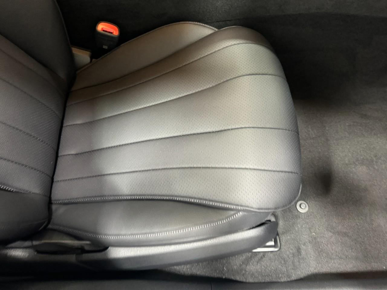 Mercedes-Benz E-Class Vehicle Full-screen Gallery Image 18