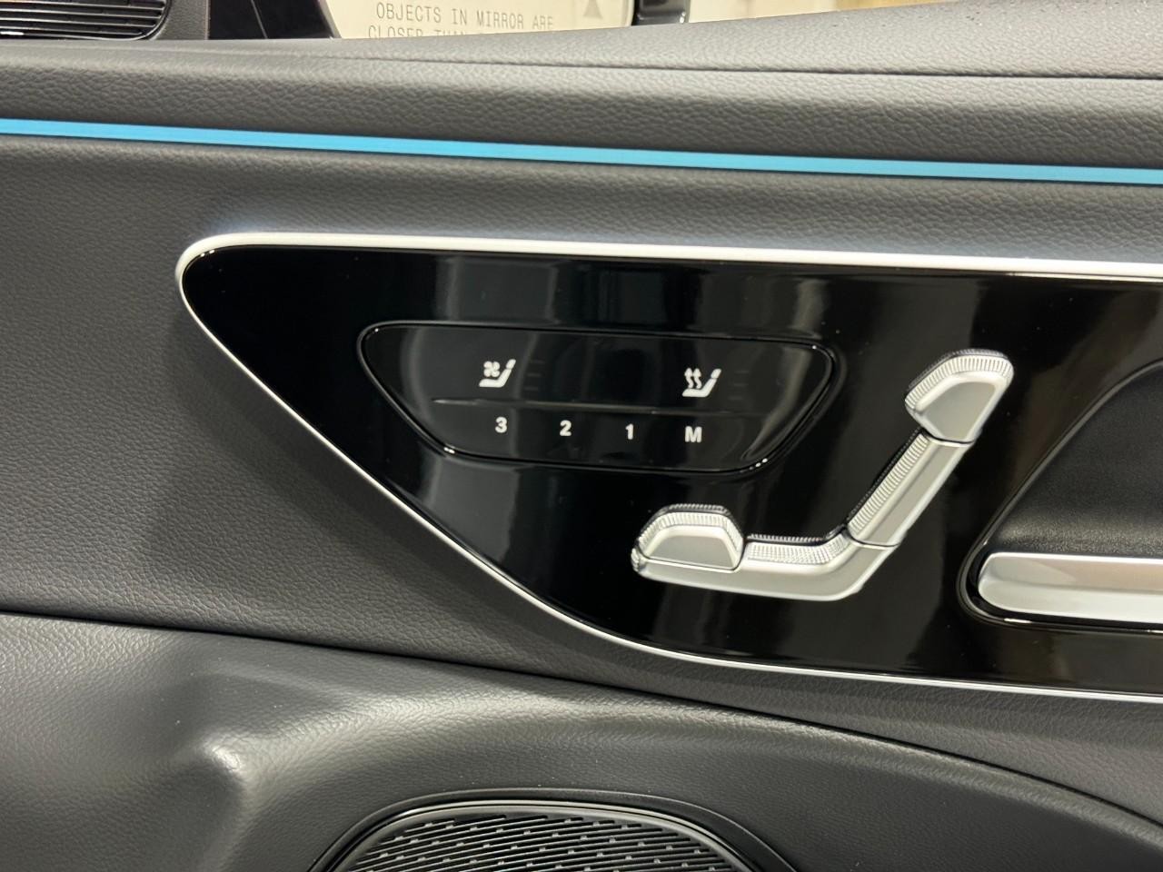 Mercedes-Benz E-Class Vehicle Full-screen Gallery Image 19