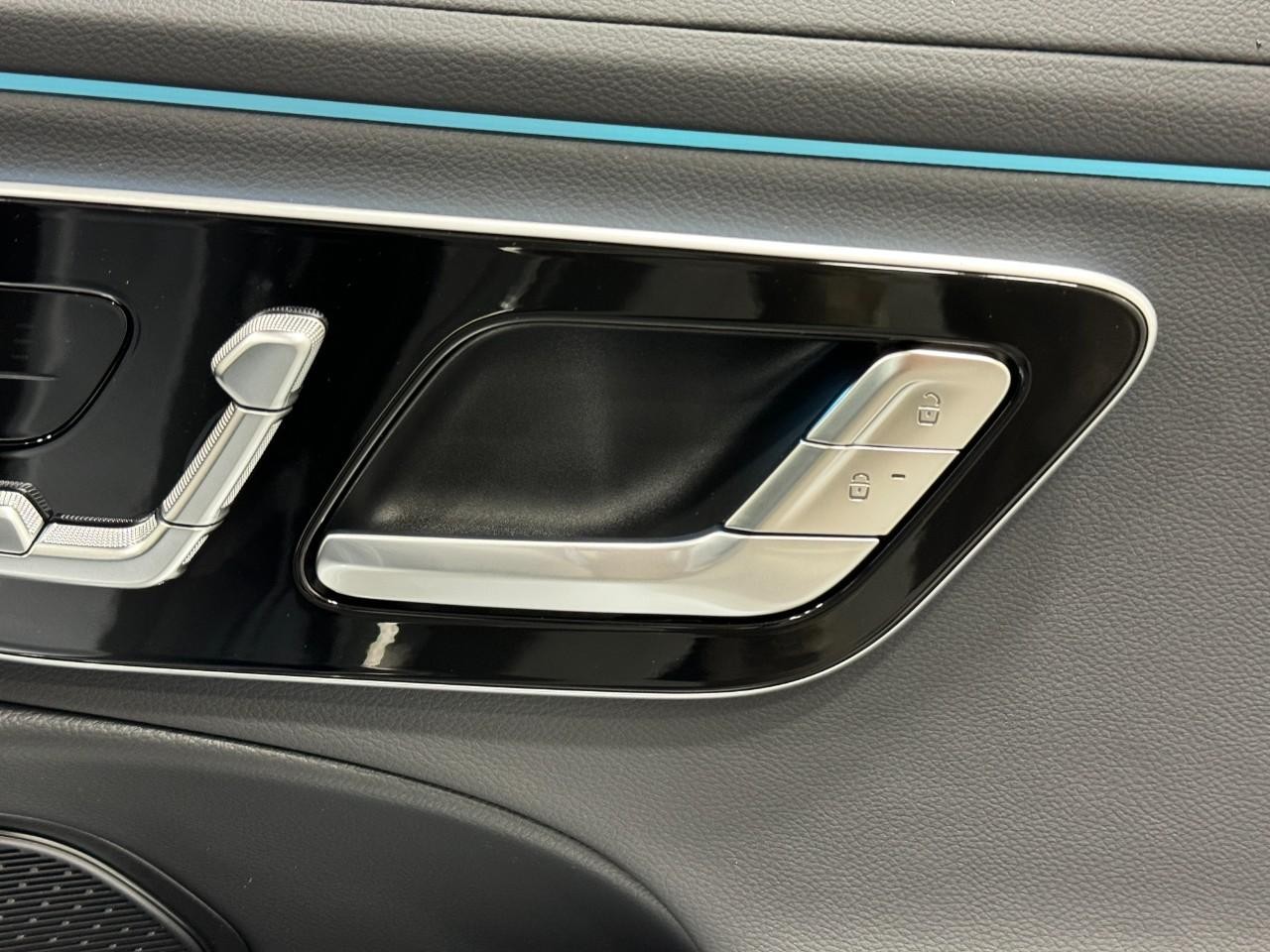 Mercedes-Benz E-Class Vehicle Full-screen Gallery Image 20