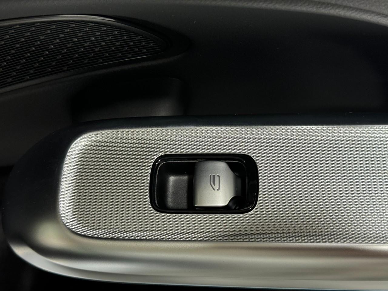 Mercedes-Benz E-Class Vehicle Full-screen Gallery Image 21