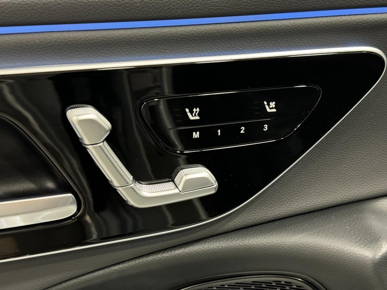 Mercedes-Benz E-Class Vehicle Full-screen Gallery Image 22