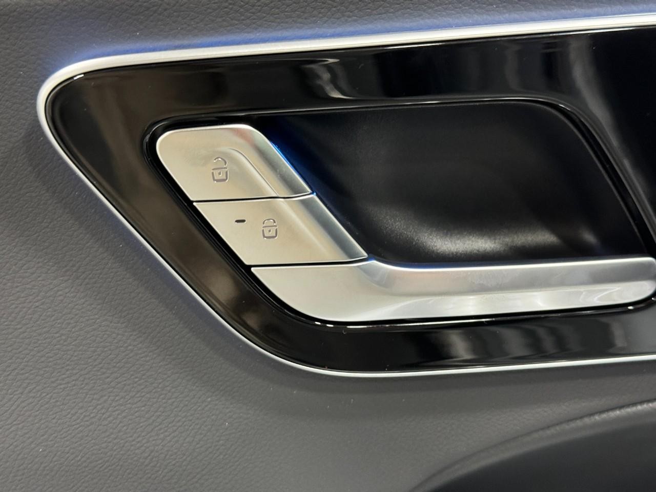 Mercedes-Benz E-Class Vehicle Full-screen Gallery Image 23