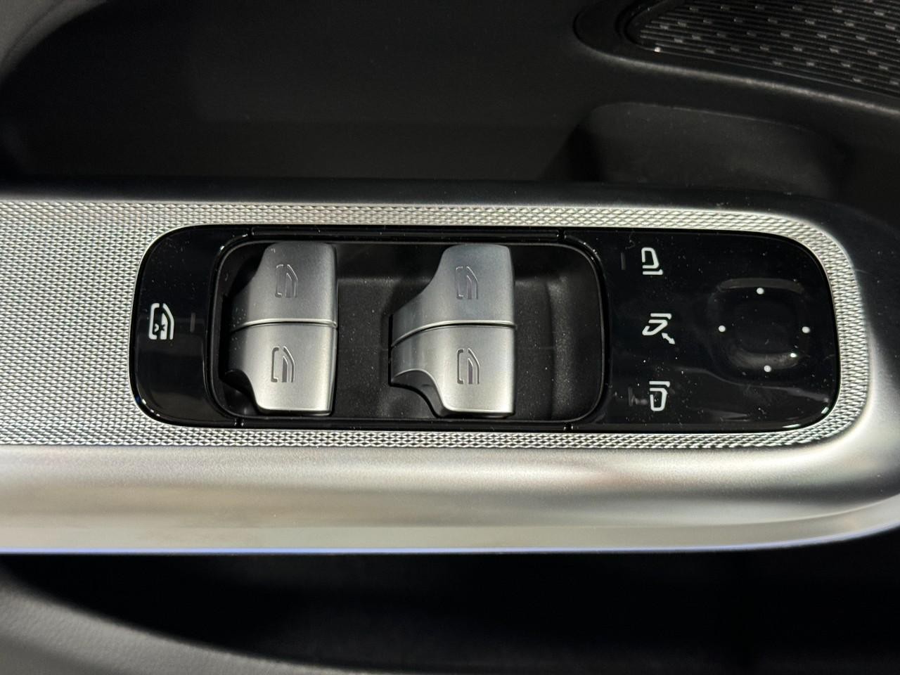 Mercedes-Benz E-Class Vehicle Full-screen Gallery Image 24