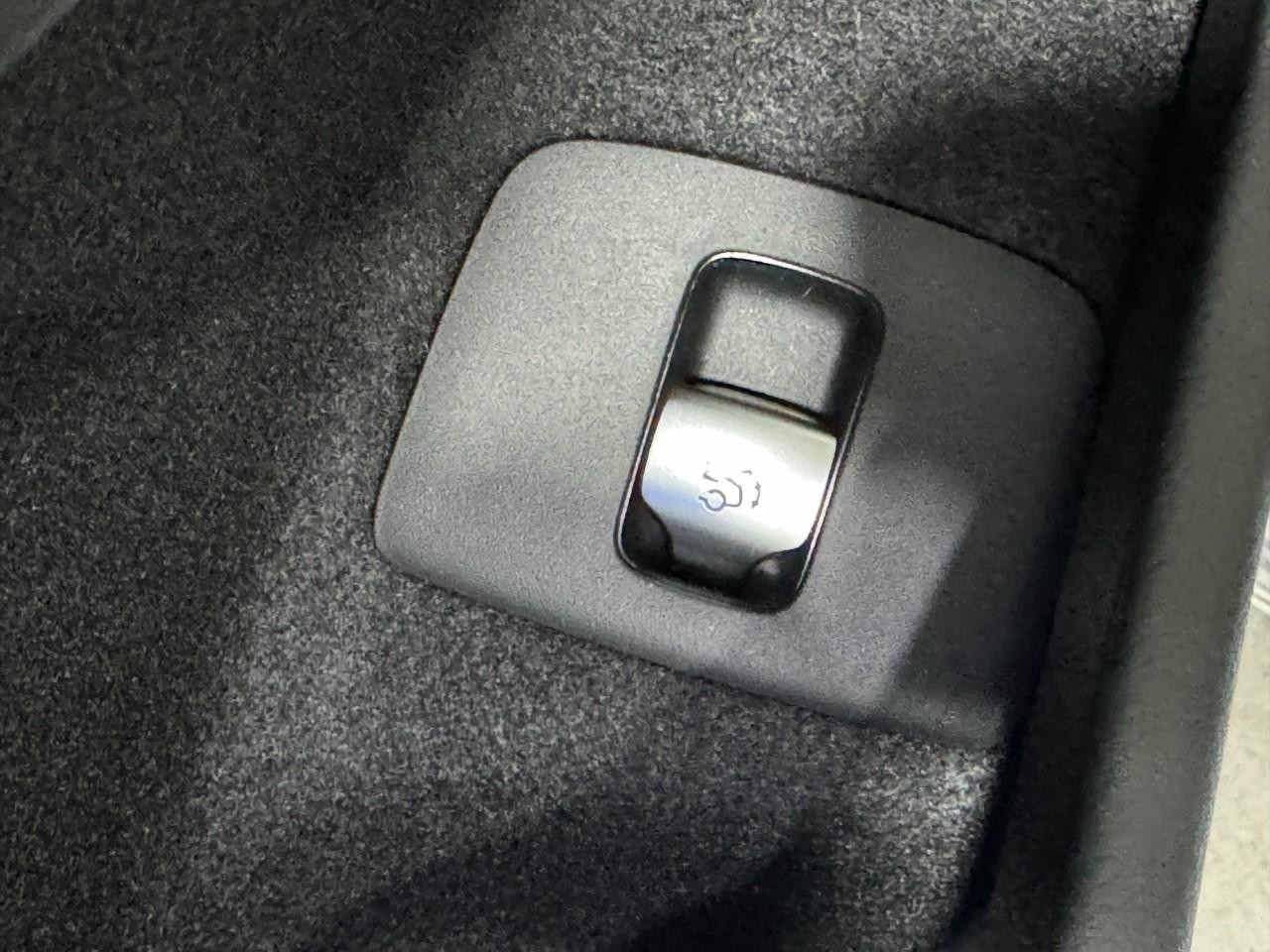 Mercedes-Benz E-Class Vehicle Full-screen Gallery Image 25