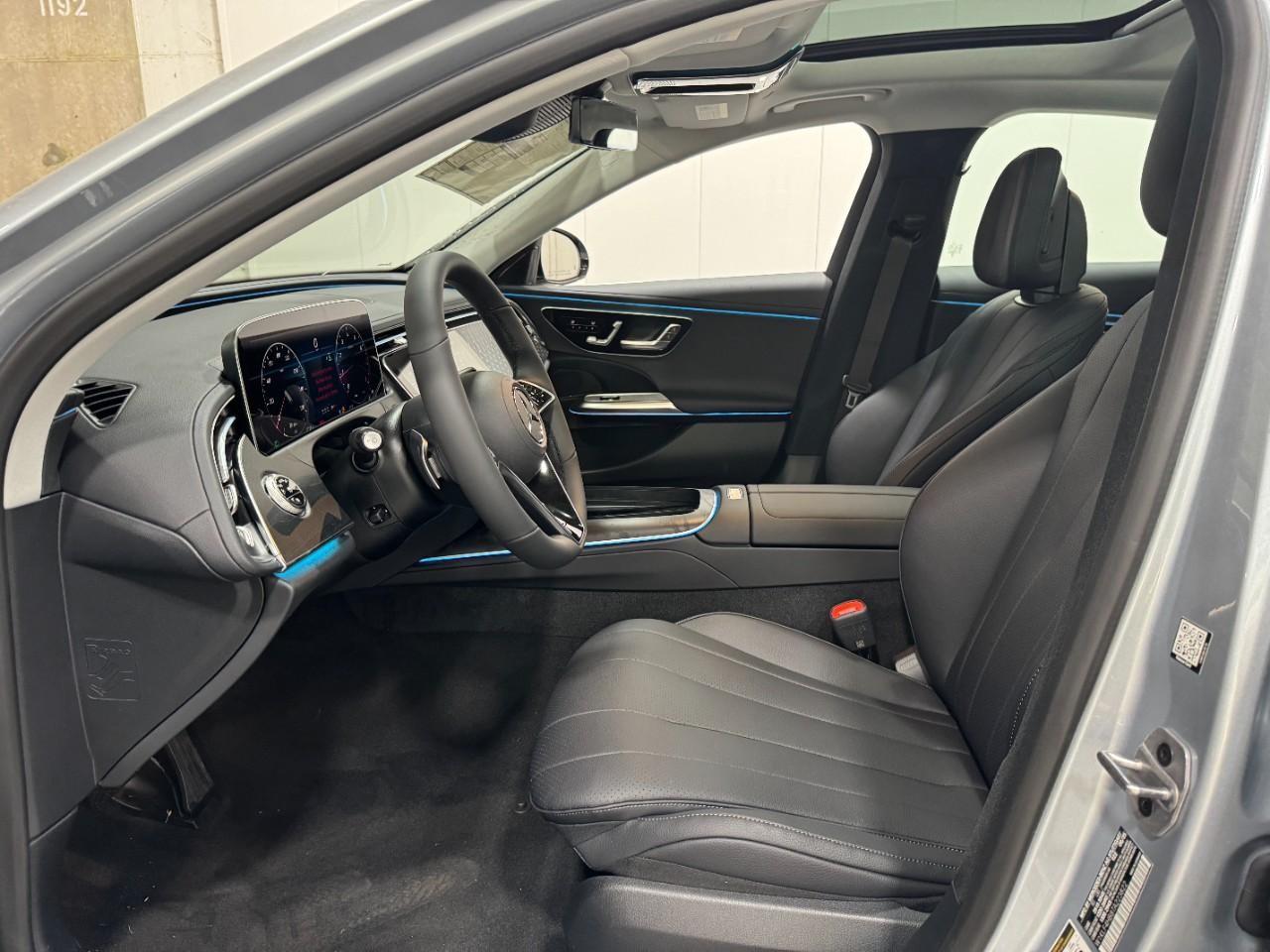 Mercedes-Benz E-Class Vehicle Full-screen Gallery Image 26