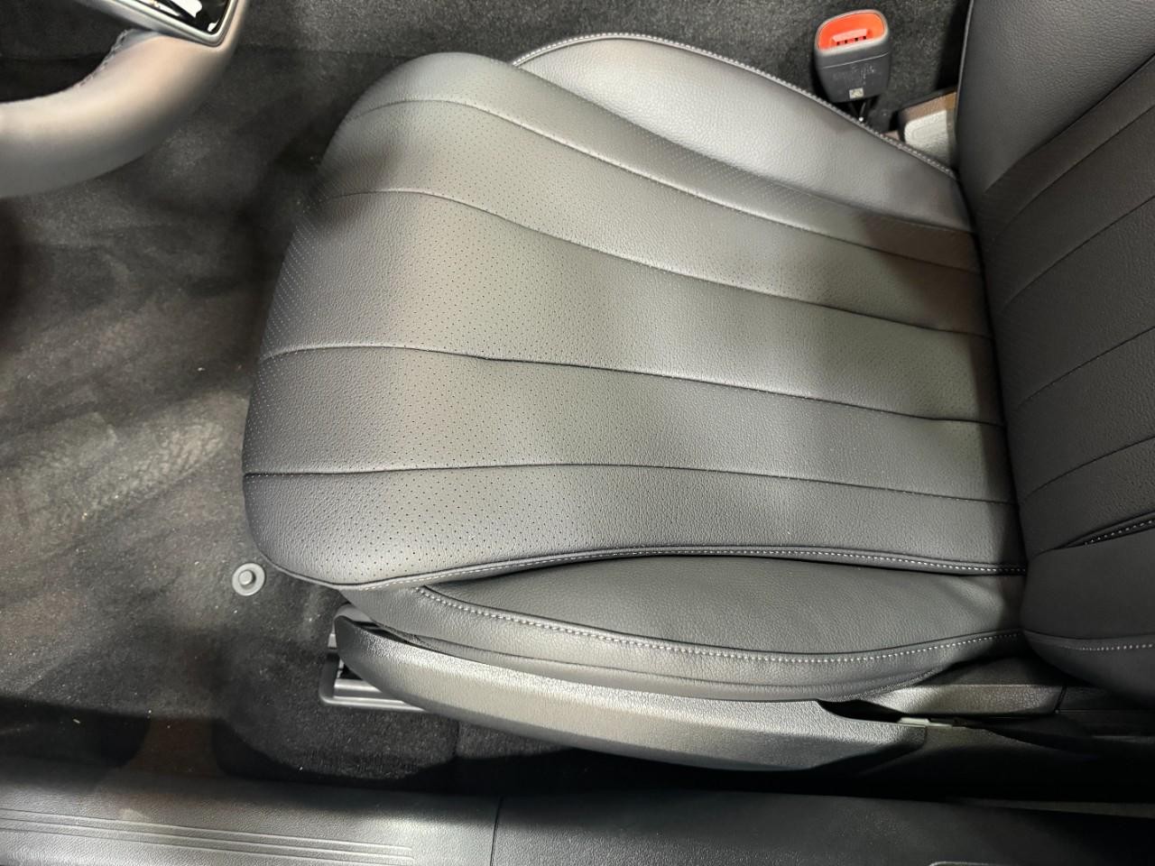 Mercedes-Benz E-Class Vehicle Full-screen Gallery Image 27