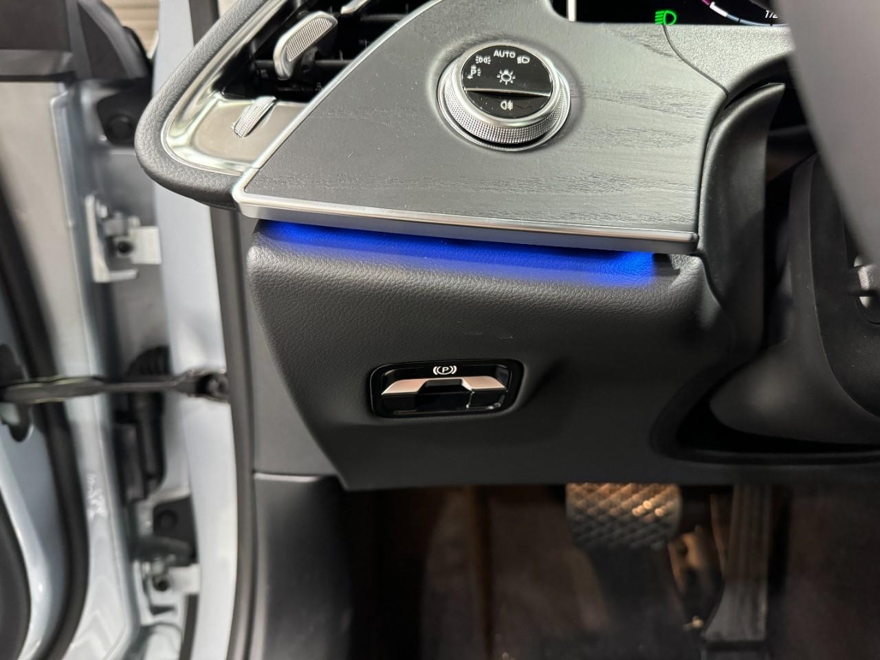 Mercedes-Benz E-Class Vehicle Full-screen Gallery Image 28