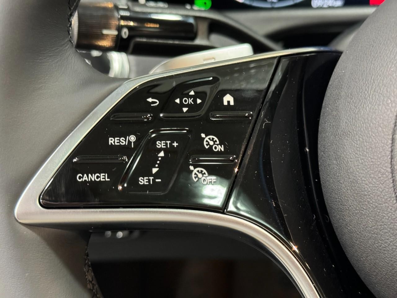 Mercedes-Benz E-Class Vehicle Full-screen Gallery Image 29