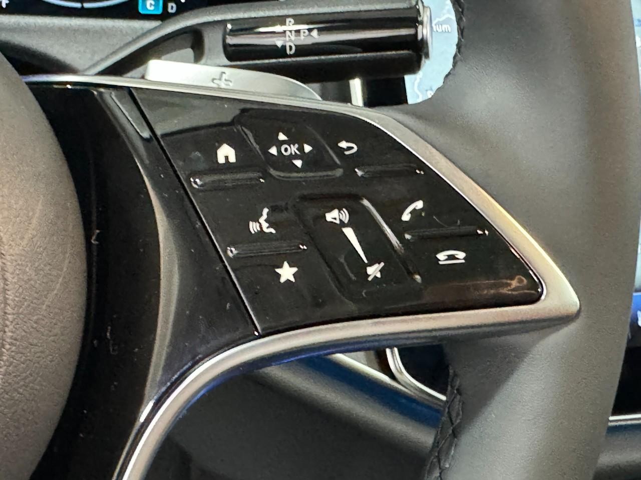 Mercedes-Benz E-Class Vehicle Full-screen Gallery Image 30