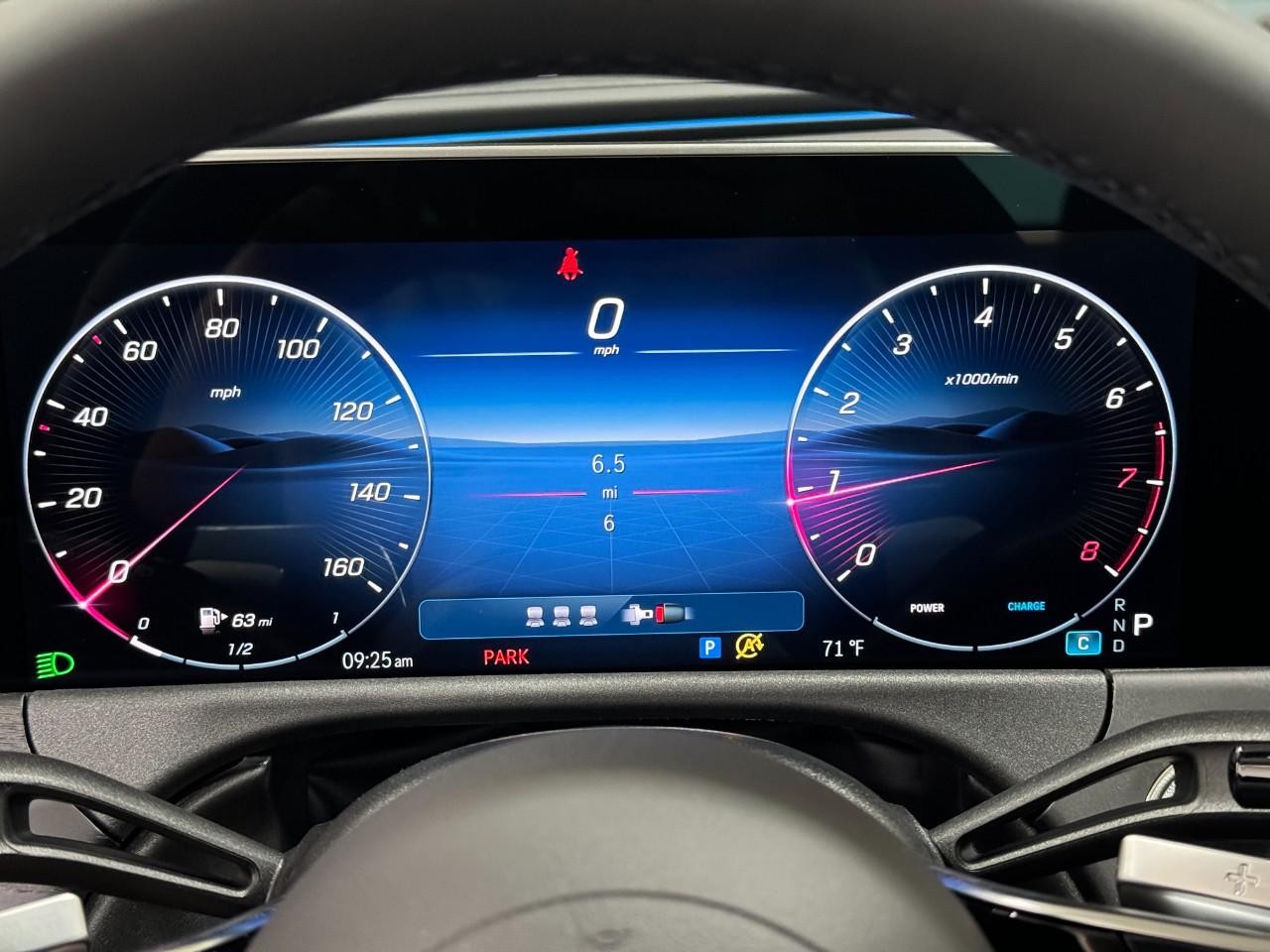 Mercedes-Benz E-Class Vehicle Full-screen Gallery Image 31